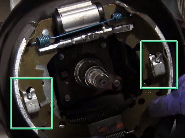 Reclipsser les deux clips avec un pince multiprise