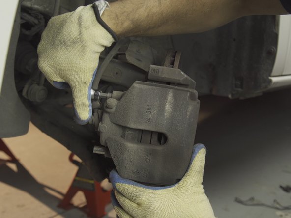 Une fois les deux colonnettes dévissées, tirer simplement sur l'étrier pour accéder aux plaquettes