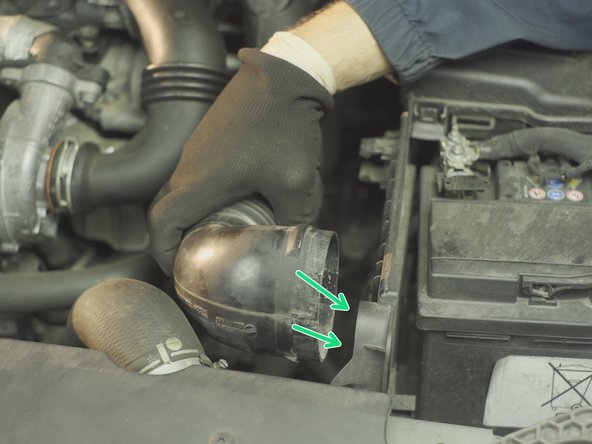 Replacer la deuxième durite d'air dans son emplacement.