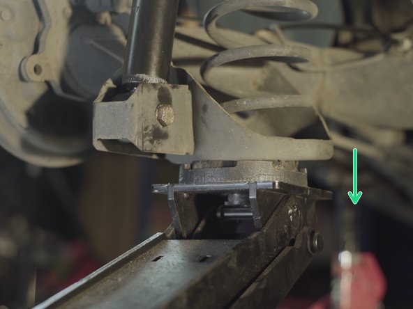 Abaisser le cric présent sous le ressort pour libérer l'amortisseur