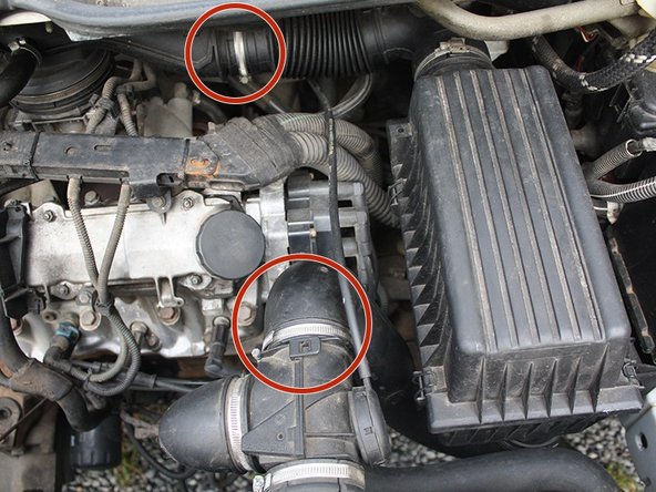 La boite à air peut être déposée en desserrant seulement deux colliers de serrage (entourés en rouge sur la photo).