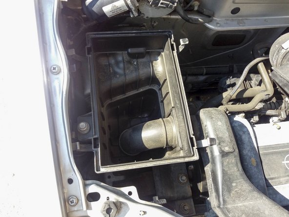 Effectuez un coup de soufflette pour nettoyer la boite à air.