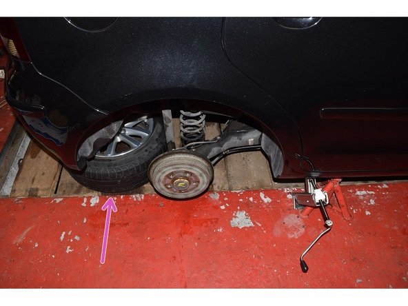 Enlever la roue et la placer sous le véhicule, et oui la sécurité ça ne se néglige pas et on est jamais trop prudent!