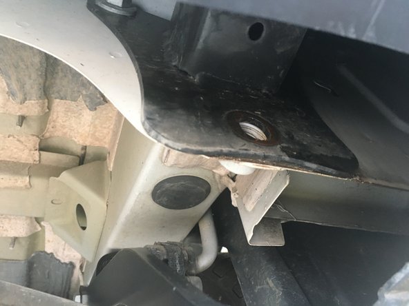 Retirer la vis de la traverse