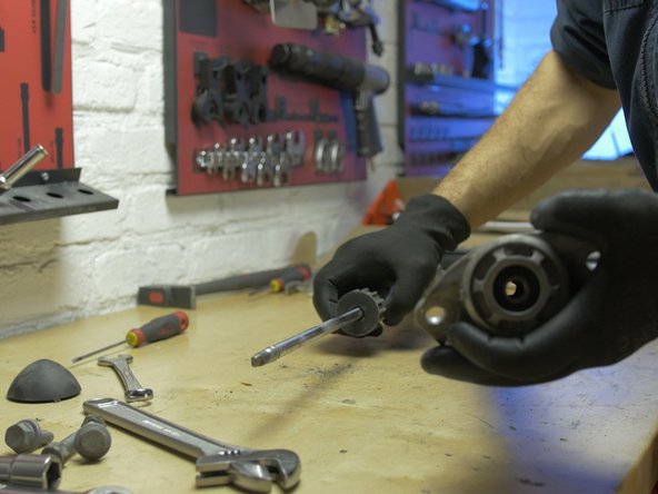 Tirer sur la butée d'amortisseur pour la retirer