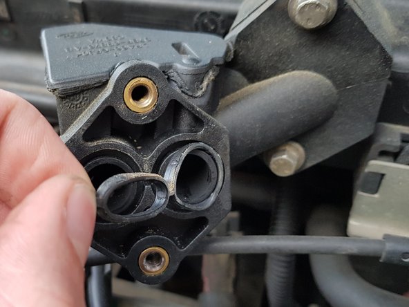 Si le joint n'est pas fourni avec votre vanne EGR neuve laissez l'ancien en place.