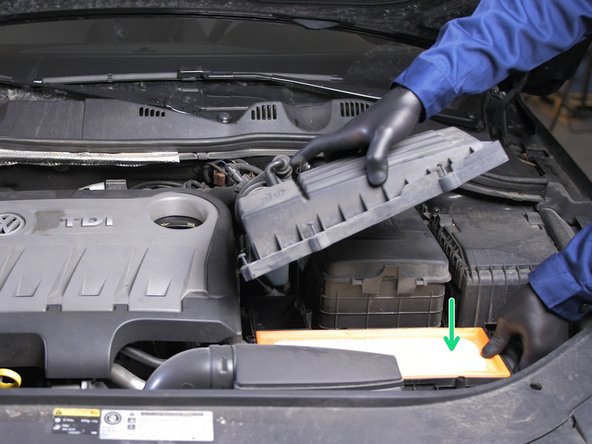 Reposer le nouveau filtre à air dans son emplacement, dans la boite à air et refermer cette dernière