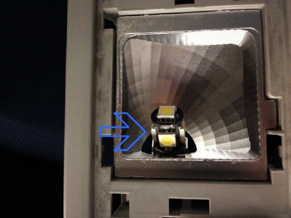 Vous avez maintenant accès aux ampoules, retirez les avec vos doigts ou à l'aide d'un petit tournevis plat puis mettez vos autres ampoules à la place et dans le même sens.