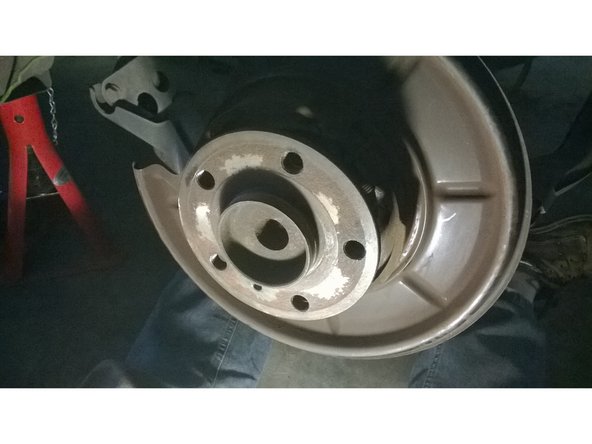 Taper avec un gros marteau sur le disque de frein et le déposer.