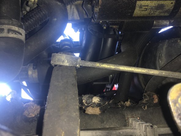 Placer la clé plate de 17 pour la grosse tête de la dernière biellette