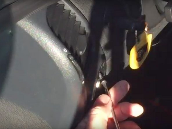 Rappel : la vis dans le logement du bouton de commande est positionnée en biais.