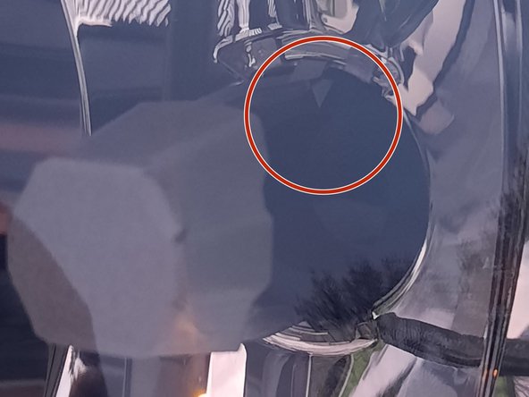 Alignez le triangle présent sur la LED et celui de la bague.