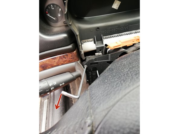 
Using a Torx key, remove these 2 screws.
