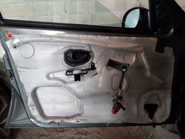 Retirer la protection étanche en faisant attention de ne pas la déchirer pour la remettre en place au remontage (utiliser du scotch professionnel si besoin au remontage)