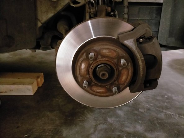 Déposer la roue côté droit avec la clé à choc et une douille de 19 mm.