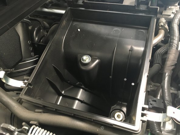 Installer le nouveau filtre dans la boite à air