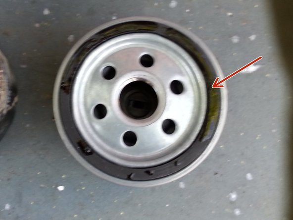 mettre un petit peu d'huile sur le joint du nouveau filtre et l’étaler avec le doigt sur la totalité du joint.