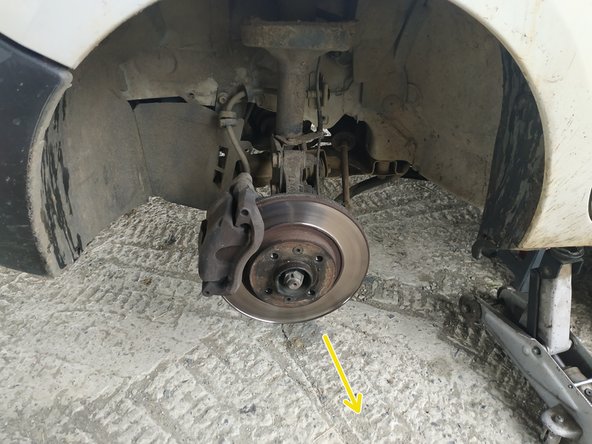 On aura débloqué les goujons au préalable, à moins d'utiliser une clé à choc comme c'est le cas ici.