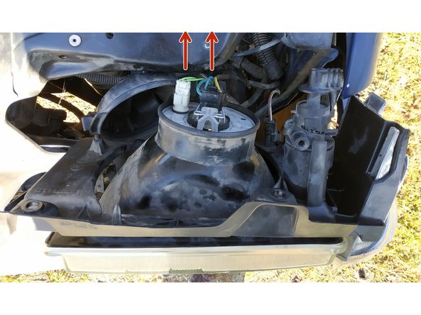 débrancher en tirant la prise blanche du feu de position puis la prise noire du feu de croisement