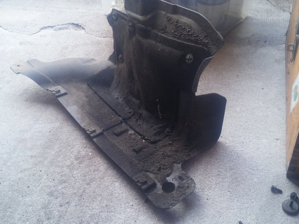 Puis, une fois toute les vis démonter, retirer le plastique de protection par le bas.