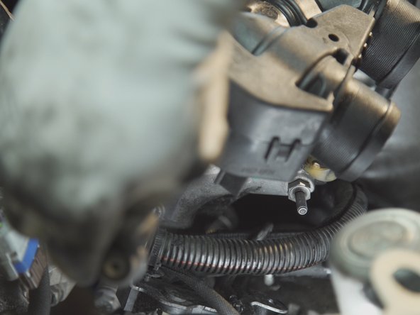 Replacer les deux vis du support et les resserrer à l'aide du cliquet et de la douille de 13