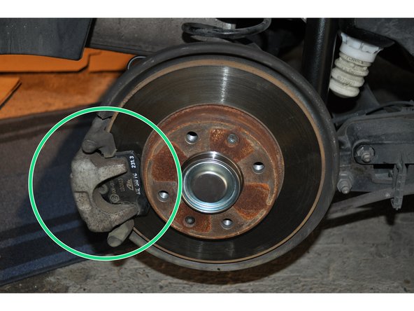 Reposer les plaquettes et l'étrier de frein.