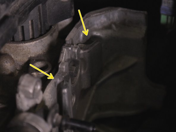 Reposer le filtre sur les glissières et réenclencher la durite d'arrivée de gasoil