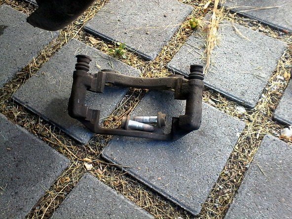 Une fois le support d'étrier déposer nettoyer avec la brosse métallique les portées de plaquettes