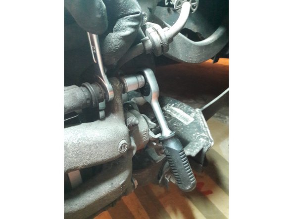 Pas besoin de mettre du frein filet ici. comme vous pouvez le voir les vis neuves sont deja enduites d'une colle blue sur le bout.