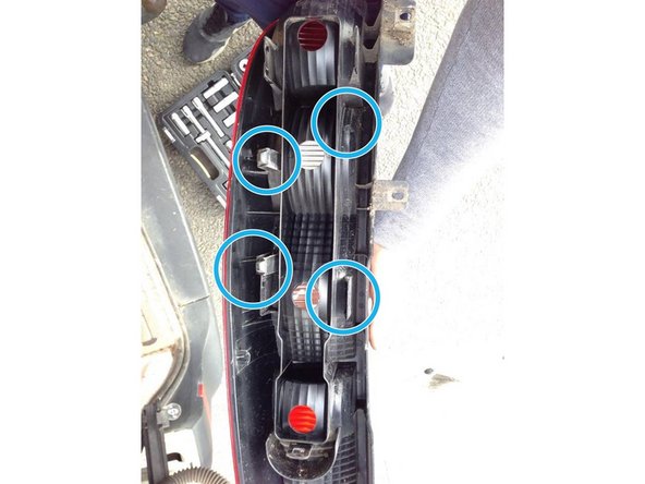 Pensez à bien appuyez dessus pour qu'il se clips fortement et vérifier que les 4 clips sont bien mis sur le phare arrière de votre véhicule.