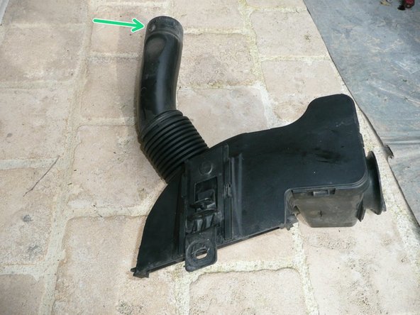 Mettre en place la durit de boite à air en introduisant  l'ergot de cette dernière dans la rainure du réceptacle, puis appliquer une rotation sens horloge pour verrouiller l'ergot dans la baïonnette.