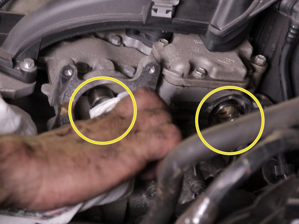 Nettoyer le logement des 2 arbres à cames