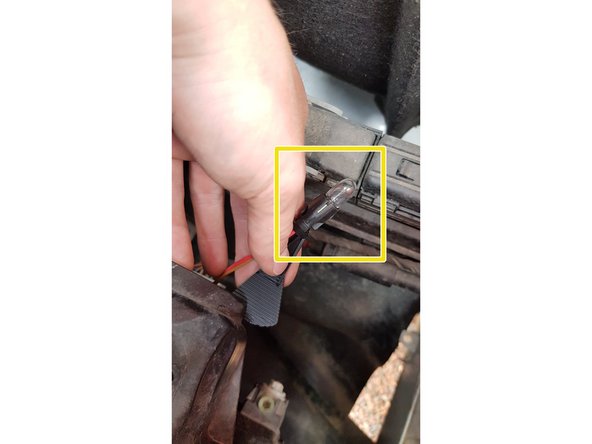 Mettez votre main dans le logement où se trouve les ampoules puis tirer fortement sur le support qui maintient l'ampoule en regardant le phare afin d'être sur de retirer la bonne ampoule du logement.