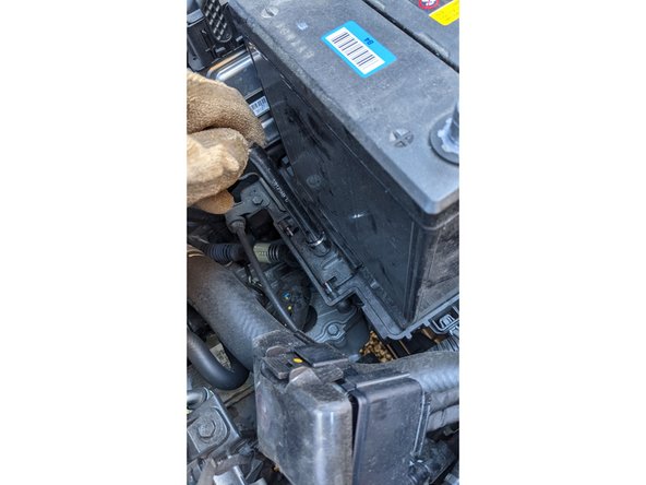 Retirer la batterie et la remplacer par la nouvelle.