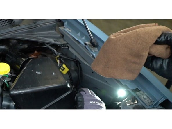 Étape 8 Retirez le tissu microfibre se trouvant sur la dutrite d'admission d'air.