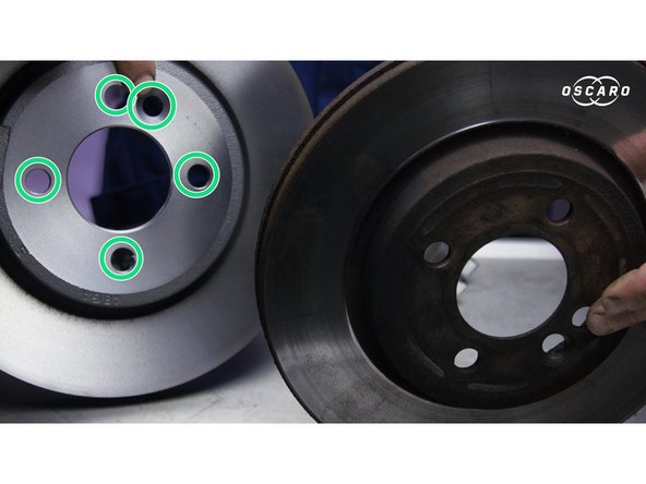 Comparer le nouveau et l'ancien disque ; vérifier le nombre de trous (5) sur la face du disque, la largeur et le diamètre