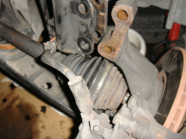 Faire tourner le cardan a la main pour s'assurer de son bon positionnement avant de reposer la roue au sol