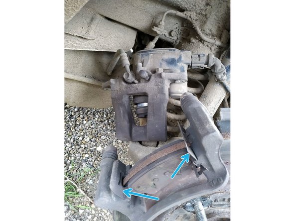 Après avoir bien repéré leurs positionnements, déposez les clips.