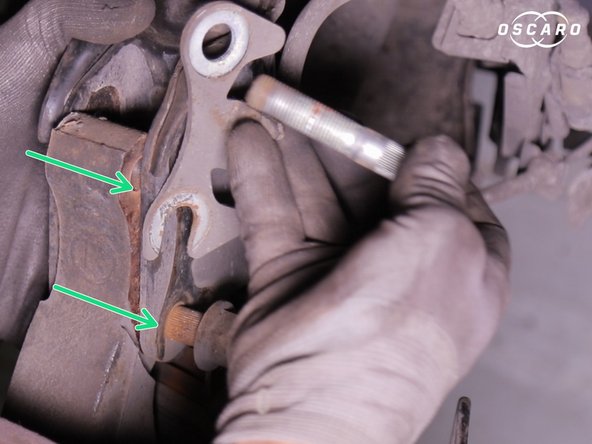 Dégager l'amortisseur du moyeu en laissant ce dernier basculer vers l’extérieur