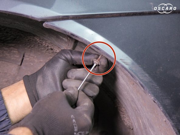 Revisser les vis qui maintiennent le pare boue