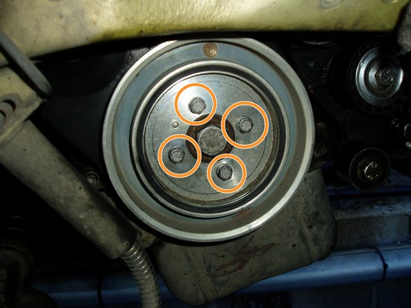 Vis hexagonales (flèches orange).