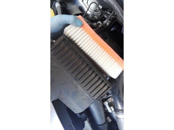 Afin d'y accéder il faudra l'ouvrir, pour cela pincer sur la durite marquée en bleue puis tirez dessus afin de la retirer (photo 1)