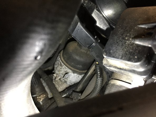 Remonter le filtre à huile en le serrant à la main et finir à la clé a sangle