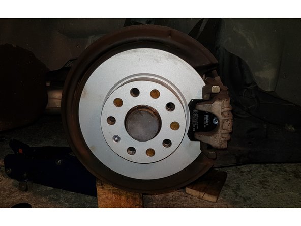 Une fois le remontage terminé, enfoncez plusieurs fois la pédale de frein pour mettre les plaquettes en appui contre les disques.