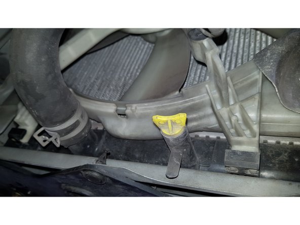 Ouvrez un des deux bouchons de remplissage.