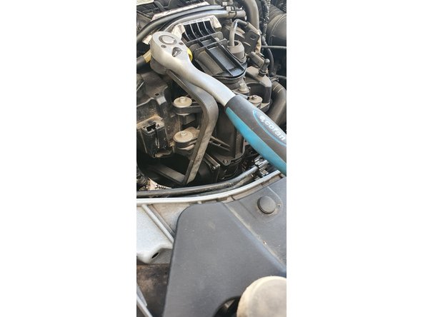 Placer l'outil spécifique &quot;Clé double coudée 27 mm carré&quot; sur l'ecrou du couvercle du boitier de filtre à huile (photo 2)