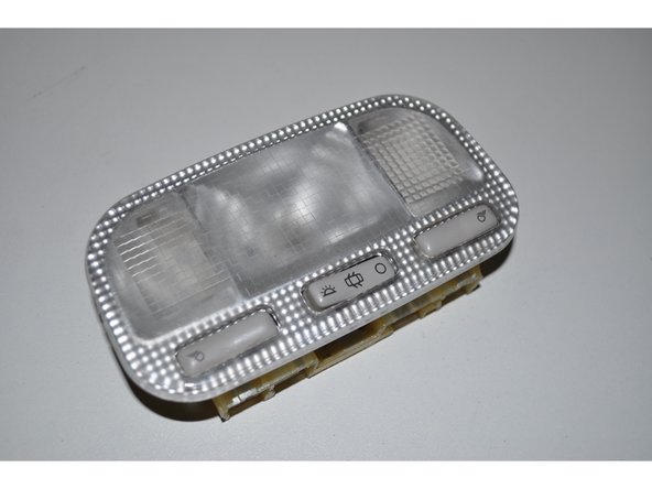 Dé-clipper le cache translucide pour accéder aux ampoules.