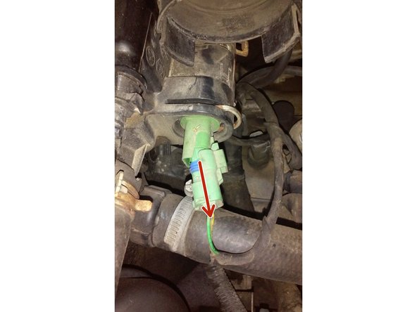 Avec le tournevis plat passé le derrière la petite languette de la prise, faites levier avec et de l'autre main tirer sur la fiche