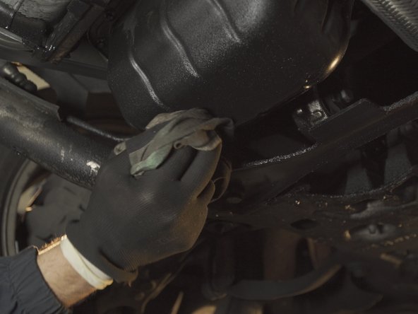 Une fois l'huile écoulée, essuyer le carter d'huile avec un chiffon et replacer le bouchon de vidange en changeant son joint d'étanchéité