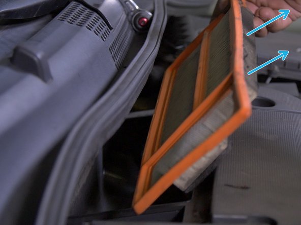 Extraire le filtre à air de son emplacement